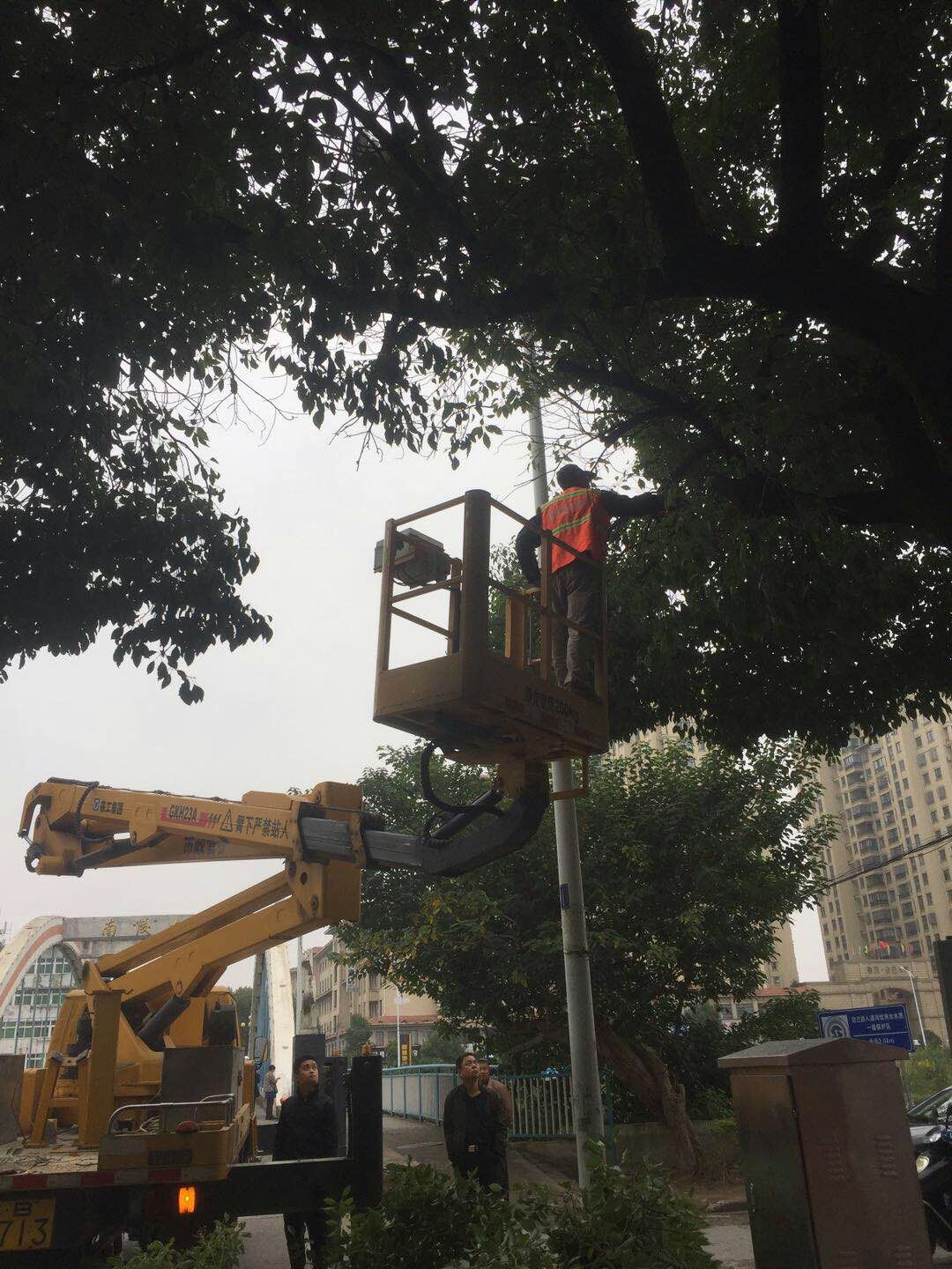 近日，我公司根據(jù)南陵縣市政園林所通知，組織安排人員車輛協(xié)助市政園林所路燈科修剪陵陽路兩側(cè)遮擋路燈照明的樹枝。此項工作持續(xù)了三天，消除了因路燈光照不足帶來的夜間通行安全隱患問題，受到沿線居民一致好評。